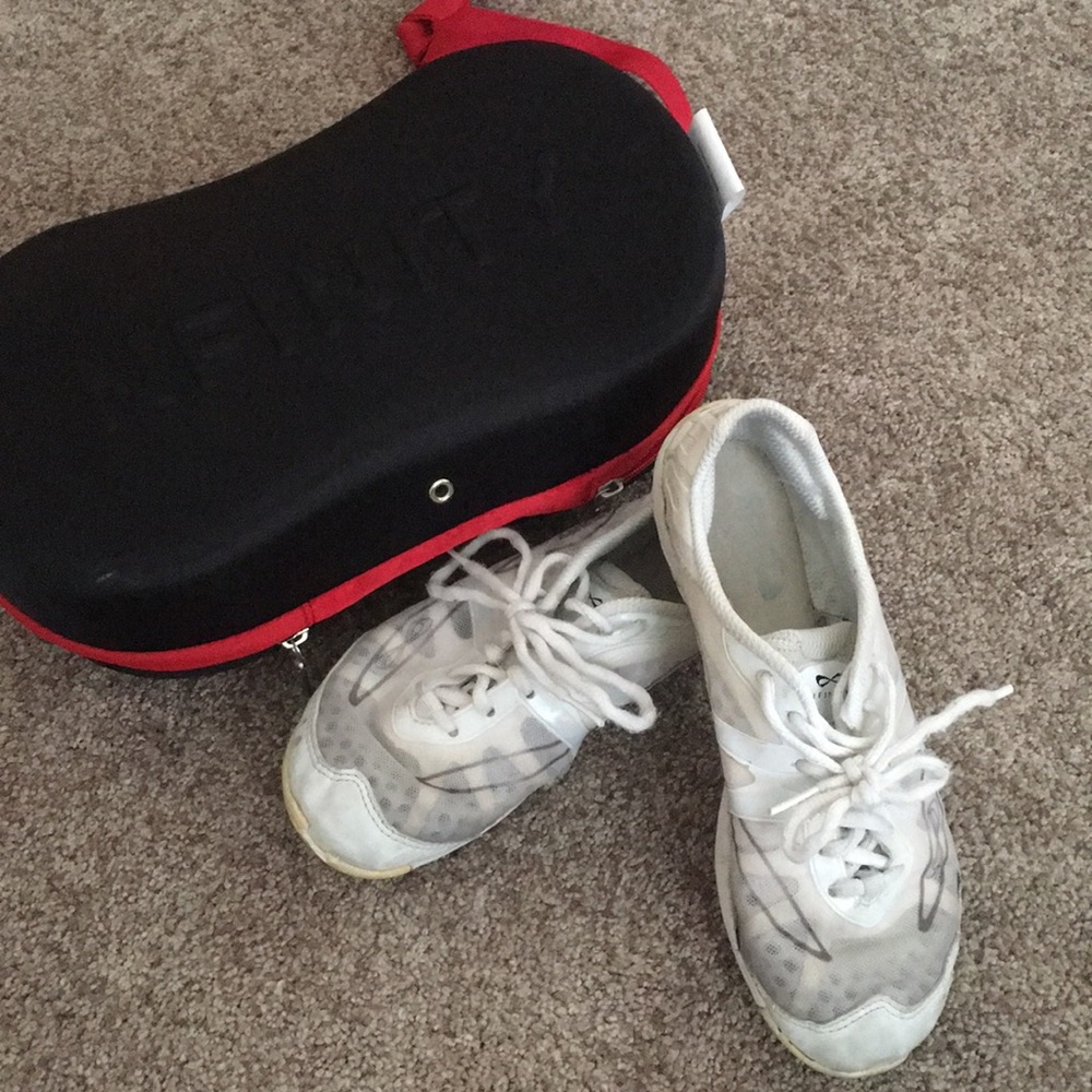 Nfinith vengeance cheer shoes